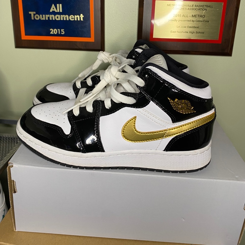 Jordan 1 Mid Patent Black White Gold